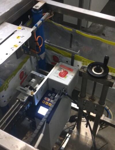Printen en aanbrengen van etiket in productie Printen en aanbrengen van etiket in productie